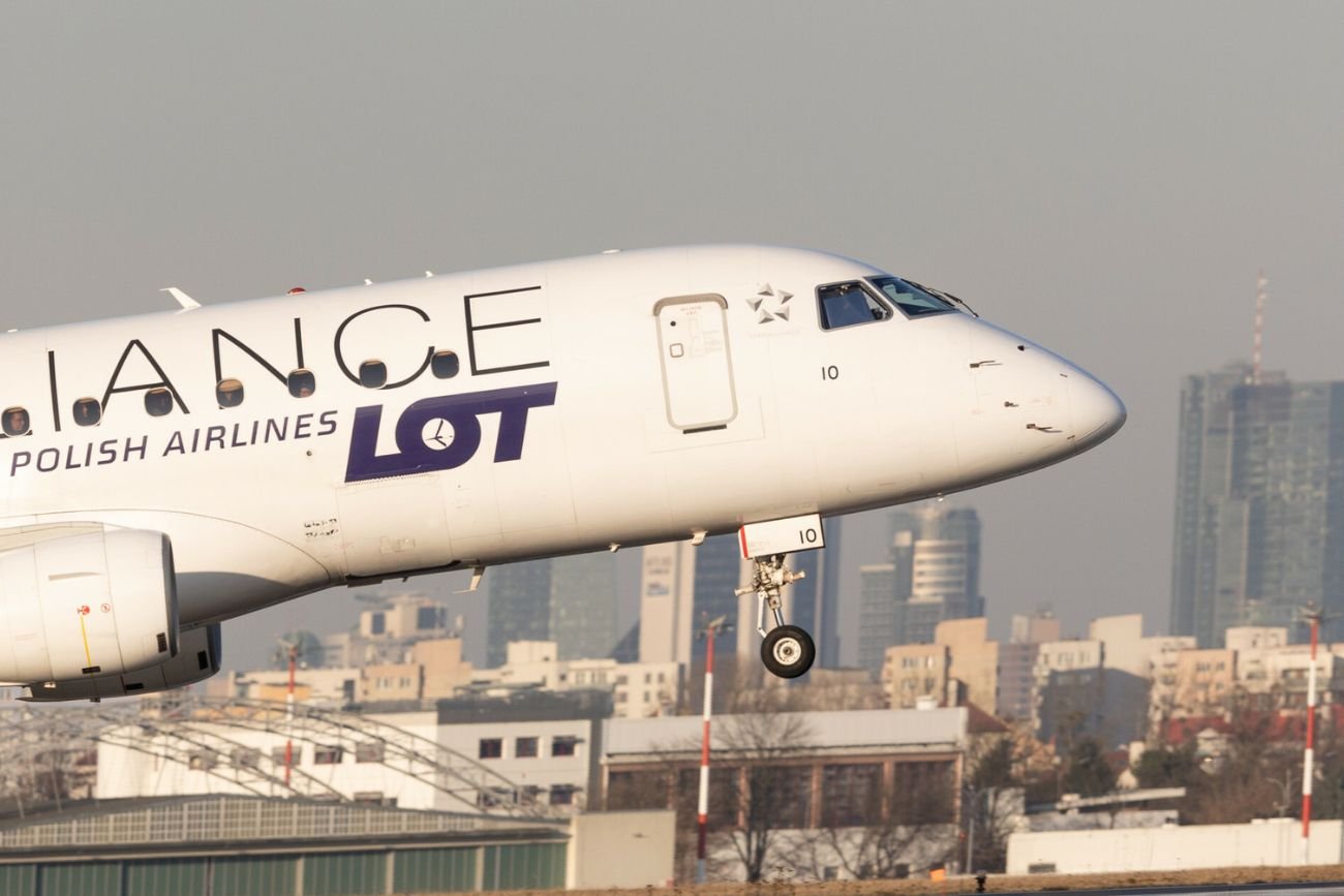 Samolot PLL LOT musiał zawrócić na Lotnisko Chopina. Policja w akcji