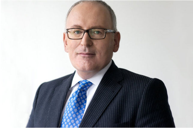 Czy Frans Timmermans przedstawi dziś krytyczną opinię w sprawie Polski?