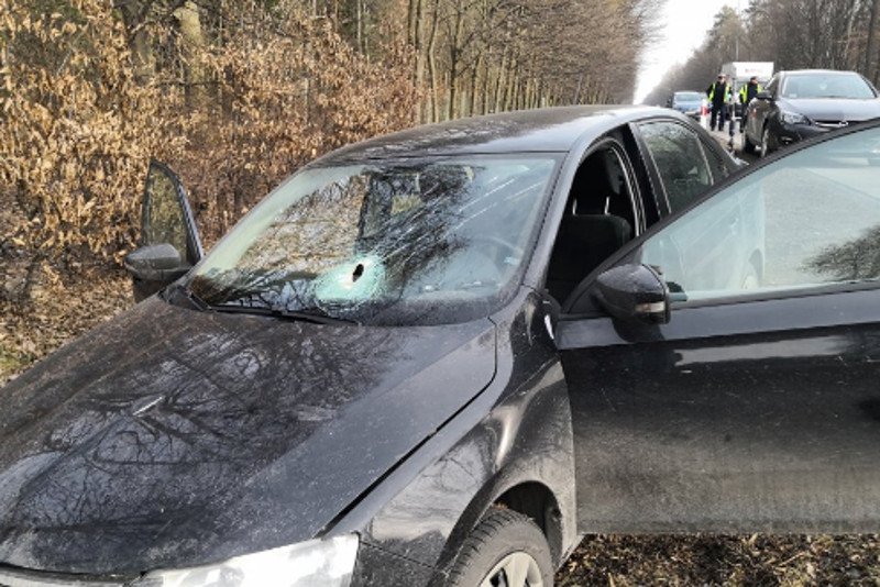 Kawałek rury przebił szybę samochodu i ciężko zranił kierowcę. Mężczyźnie udało się zjechać na pobocze, gdzie uderzył w przydrożny znak drogowy.
