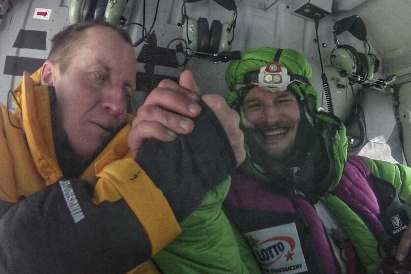Denis Urubko i Adam Bielecki byli wykończeni po akcji, ale szczęśliwi.