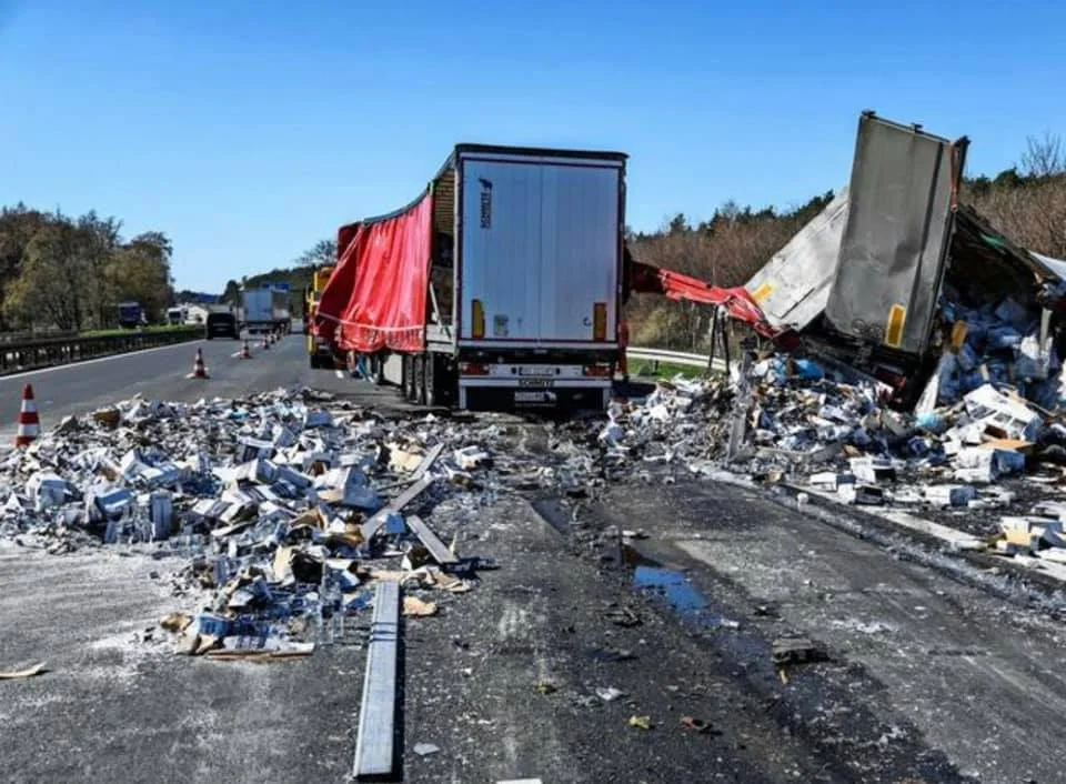 W wyniku zderzenia dwóch tirów na autostradzie A10 stłukło się 20 tys. butelek z alkoholem