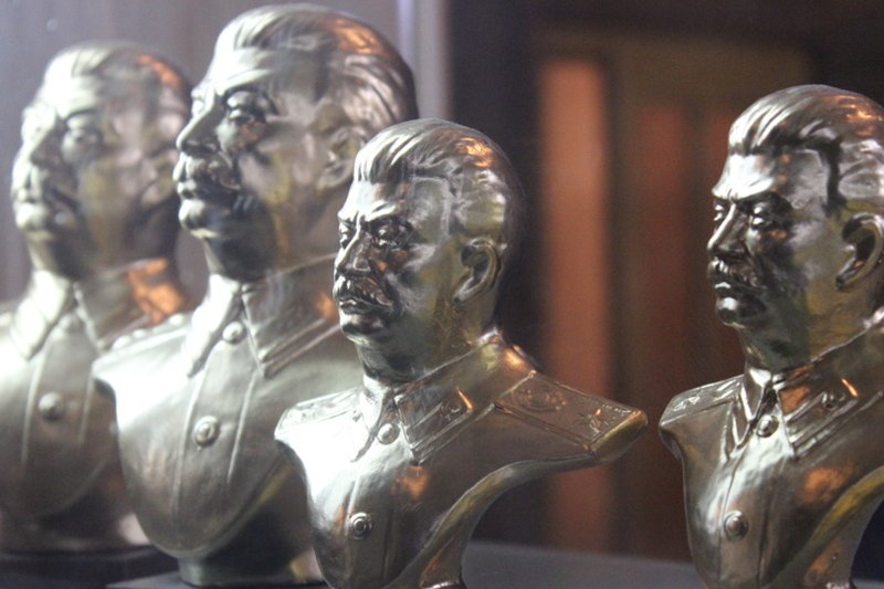 Miniaturowe popiersia Stalina można m.in. kupić w muzealnym sklepiku w Gori.