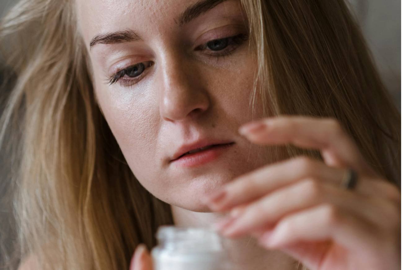 Urodowy trik z wazeliną. Działa na perfumy, jak utrwalacz Urodowy trik z wazeliną. Działa na perfumy, jak utrwalacz