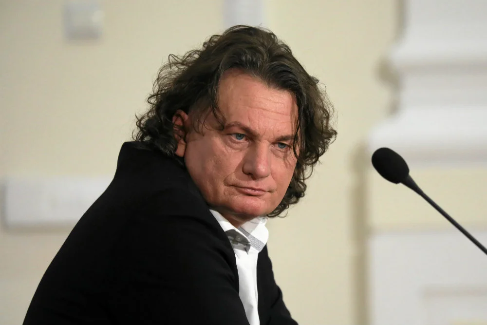 Robert Nowaczyk, warszawski adwokat, zwany jest przez niektóre media "rekinem reprywatyzacji".