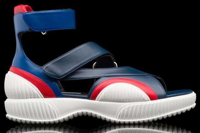 Gumowe sandałki oferuje m.in. Prada