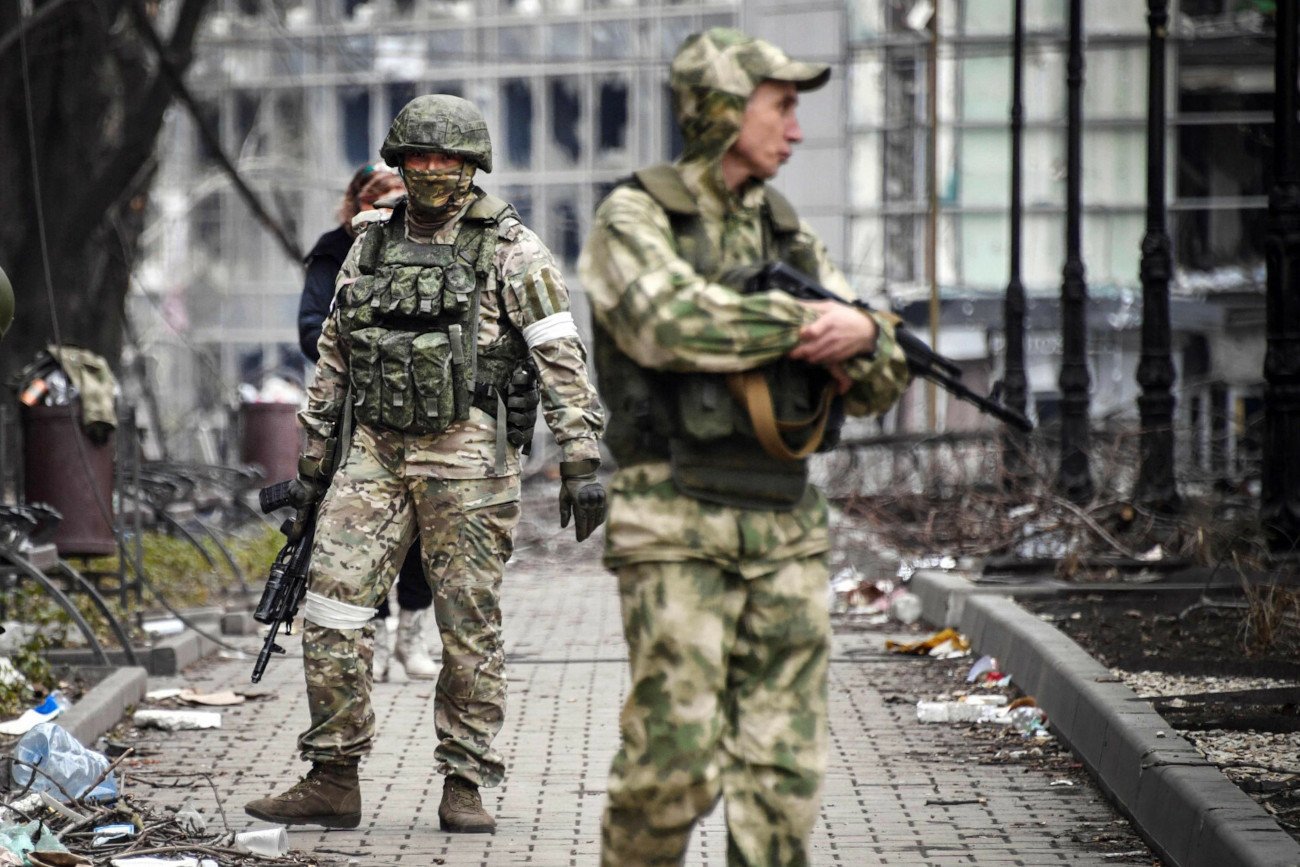 Wojna w Ukrainie. Ciała Rosjan są wyrzucane na stosy do hangarów.