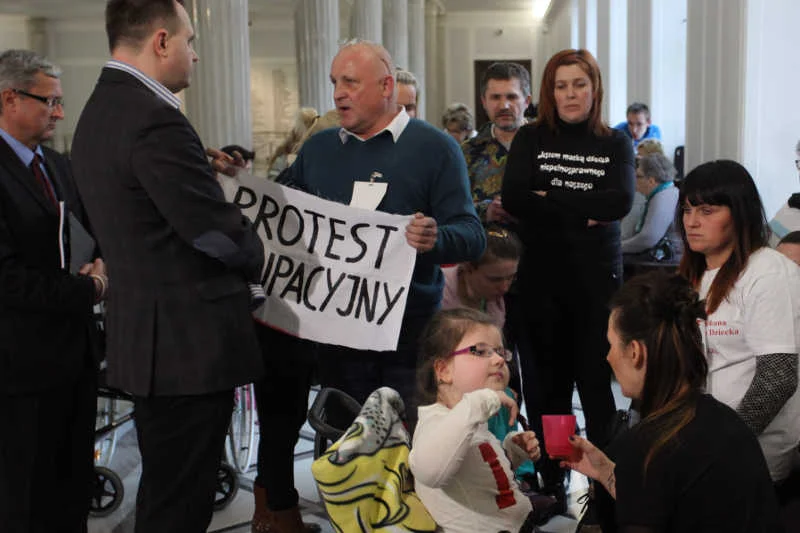 Zdesperowani rodzice niepełnosprawnych dzieci okupują Sejm.