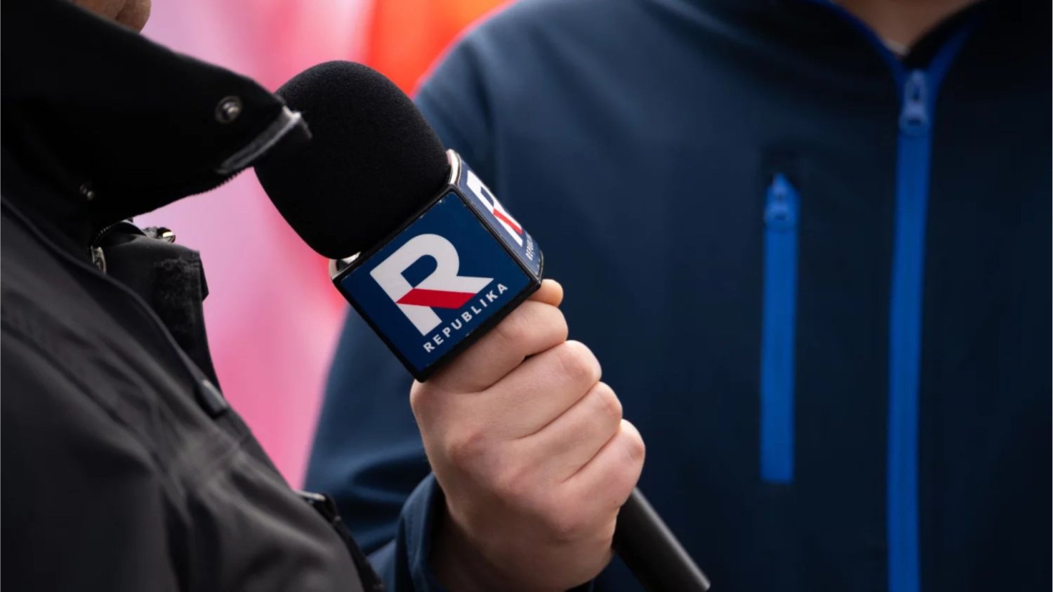 Policja pozywa TV Republika. Nagrabili sobie jednym paskiem w trakcie relacji Telewizja Republika, dziennikarz, mikrofon