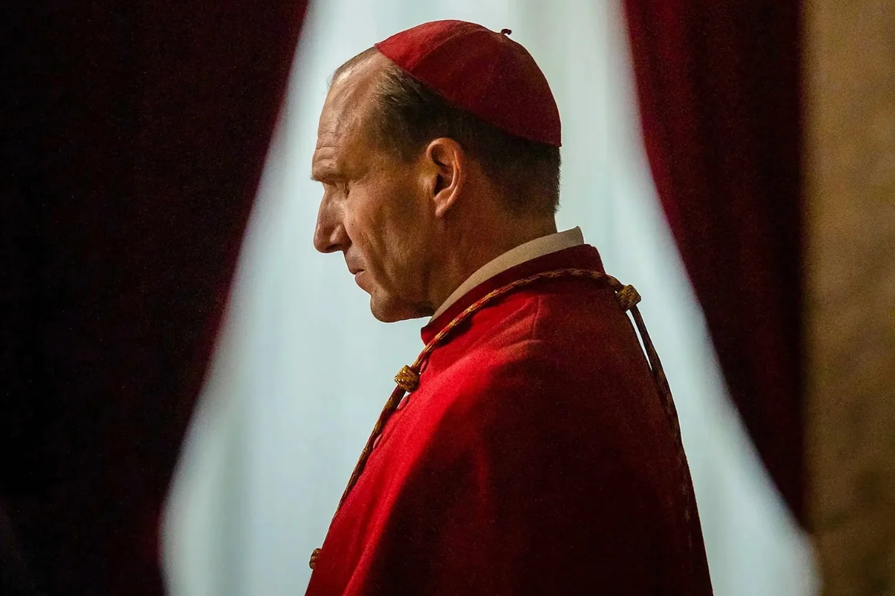 Ralph Fiennes w filmie "Konklawe"
