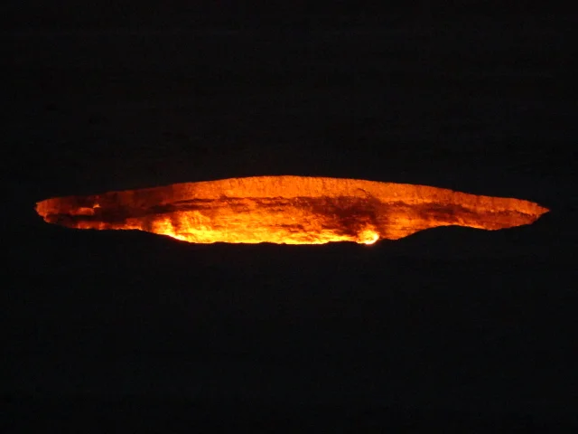 Krater w Derweze, zwany "bramą do piekła".