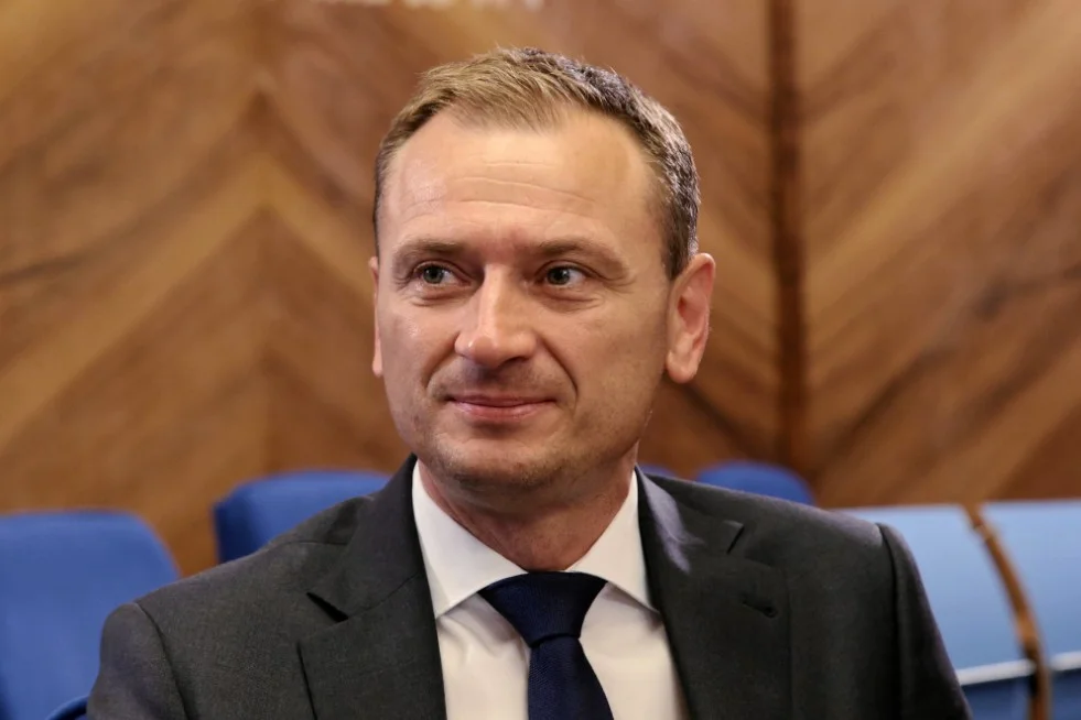 Sławomir Nitras przekonywał w rozmowie z naTemat, że słów o rządzie PO z Konfederacją nie powiedział. Pokazano jednak nagranie z Sejmu. Slawomir Nitras zaprzeczył, jakoby mówił do polityków Lewicy, że podczas przyszłych wspólnych rządów PO i Konfederacji to drugie ugrupowanie zajmie się Lewicą. Pokazano jednak nagranie z Sejmu.