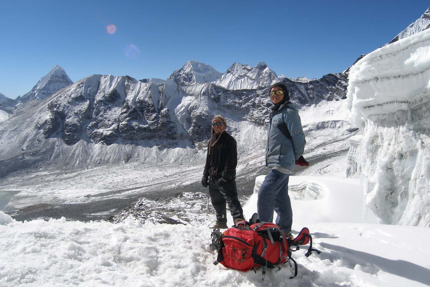 Szerpowie to lud zamieszkujący Himalaje. Za sprawą swojej niebywałej siły i wytrzymałości są nieocenioną pomocą przy wyprawach w górskie szczyty.