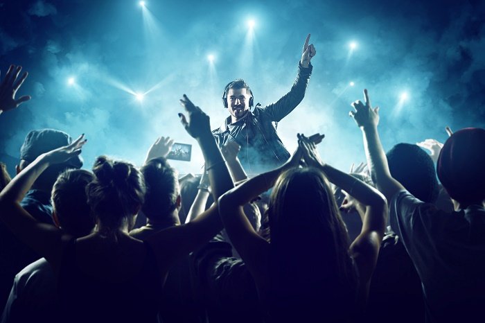 Czy popularne w środowisku studenckim tzw. "otrzęsiny" to nadal niemoralna i upokarzająca ceremonia inicjacji czy też forma wspólnej, niezapomnianej zabawy, którą pamięta się przez długie lata?