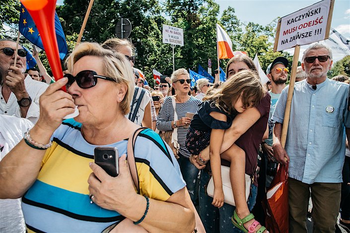 Nie ma szans na to by Polacy masowo wyszli na ulice w obronie trójpodziału władzy
