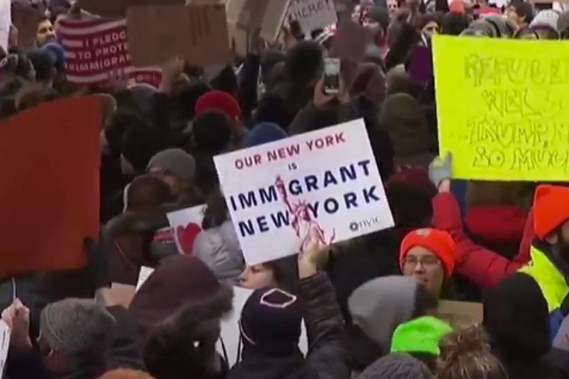Na świecie protesty, a Trump dumny z efektów dekretu. Na lotniskach w USA chaos, obywatele 7 państw nie dostają wiz