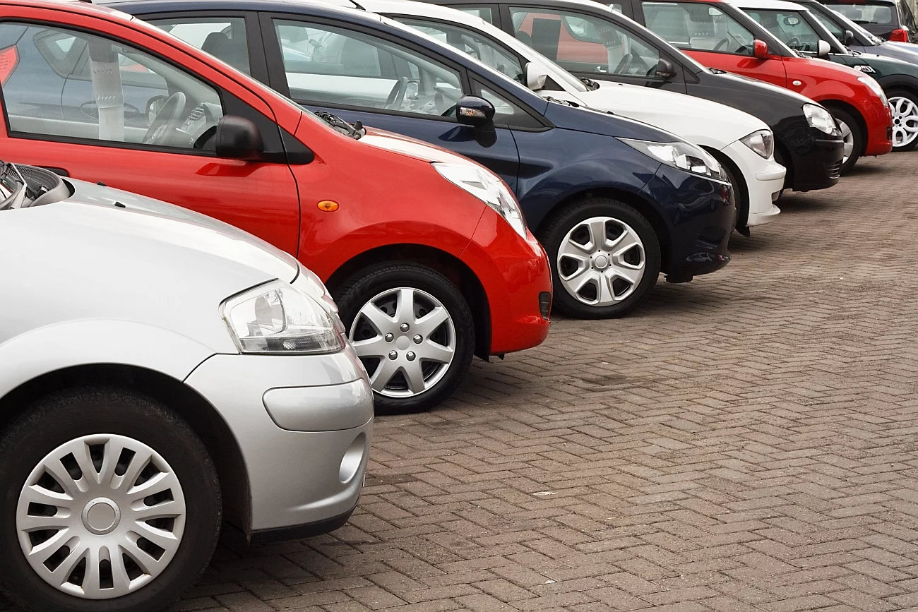 Auto zastępcze to pojazd udostępniany osobie poszkodowanej na czas likwidacji szkody, czyli w sytuacji, gdy kierowca nie może korzystać z własnego samochodu. Prawo do ubiegania się o samochód zastępczy jest powiązane z trzema polisami: OC, AC i Assistance