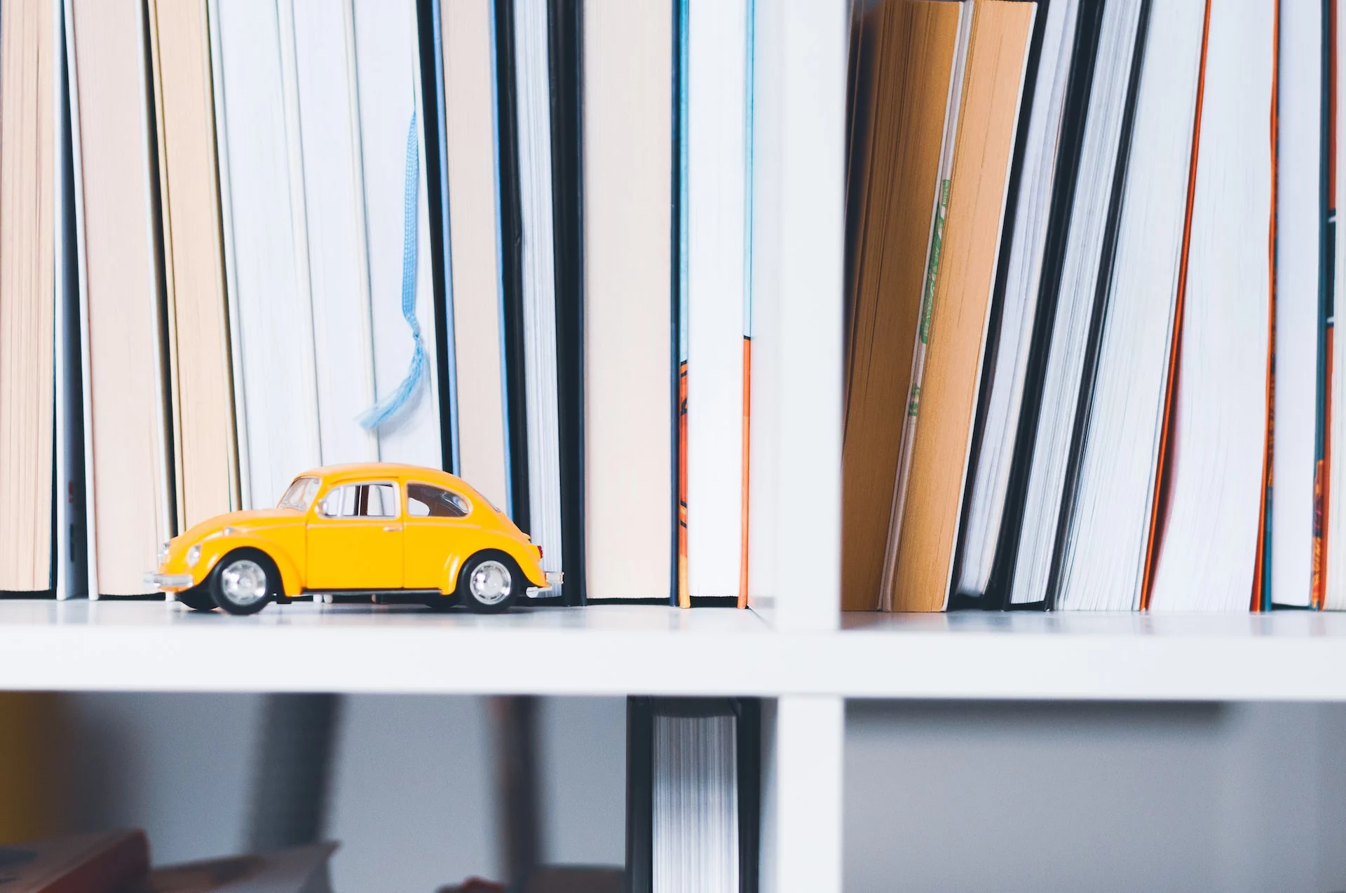 Każdy posiadacz samochodu musi obowiązkowo ubezpieczyć auto w ramach OC. Żeby dopełnić obowiązku ubezpieczenia, nie trzeba nawet wychodzić z domu – umowę można zawrzeć online