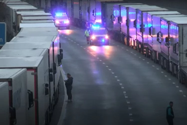 Przy granicy utworzył się ogromny korek ciężarówek. Kierowcy wysłali wiadomość z Wielkiej Brytanii.