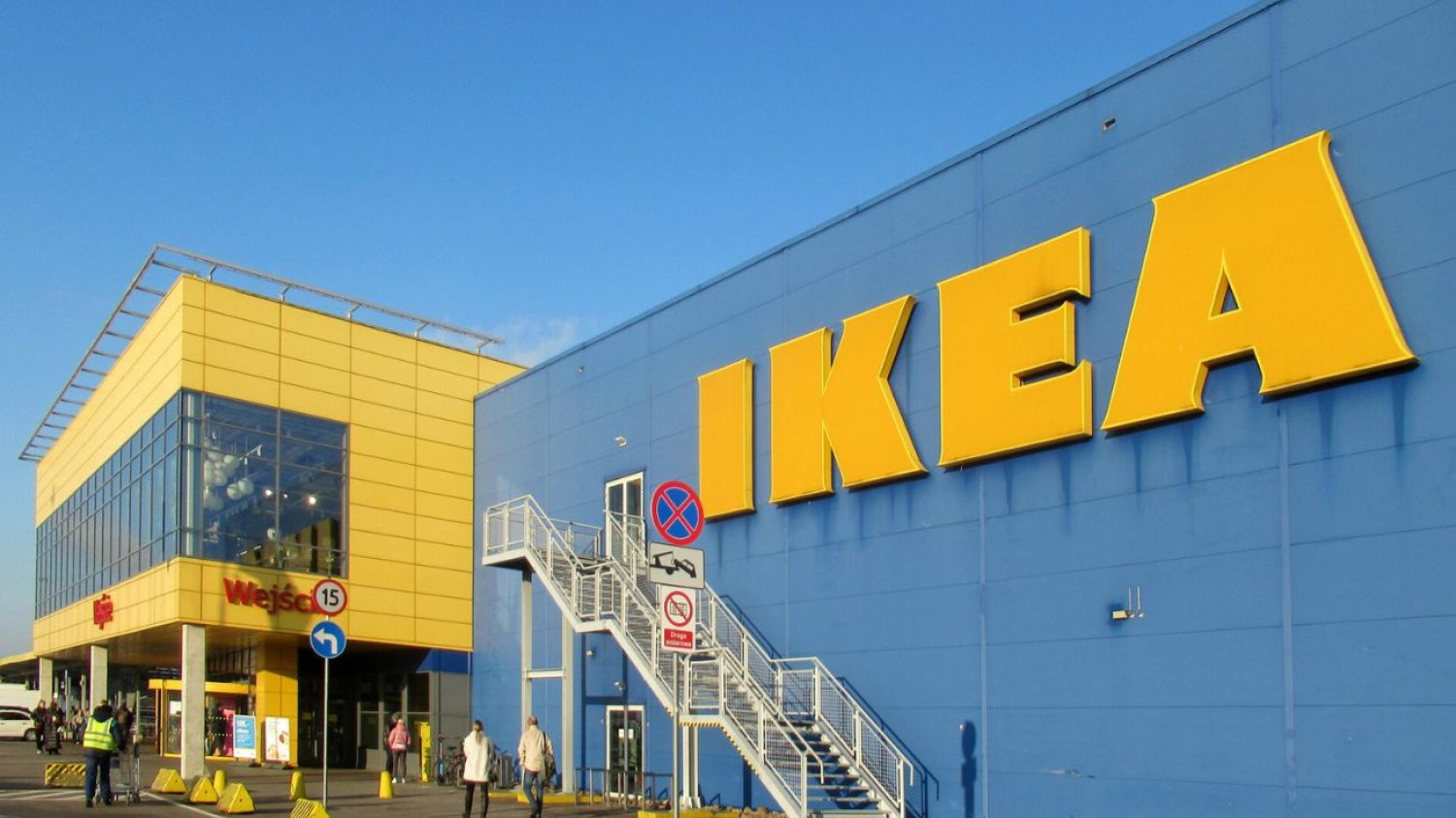 Świąteczna promocja od IKEA. Teraz żywą choinkę kupicie za 15 zł. IKEA przygotowała idealny prezent na święta. Dzięki nowej promocji żywą choinkę kupcie za 15 zł.