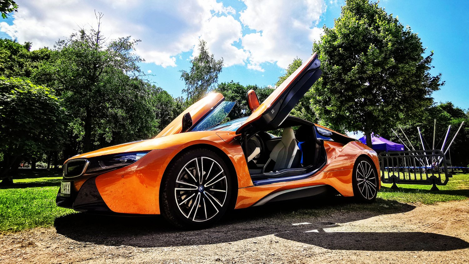 BMW i8 Roadster to auto stworzone na słoneczne dni.