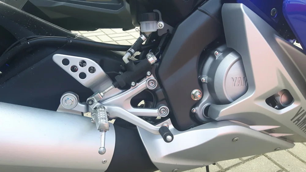 Yamaha chwali się aluminiowymi odlewami pedałów hamulca i sprzęgła. Trzeba przyznać, że wyglądają świetnie.