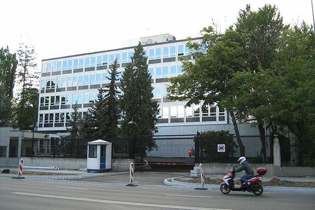 Według brytyjskiego dziennikarza na dachu amerykańskiej ambasady w Warszawie znajdują się urządzenia, które mogą służyć do podsłuchu.