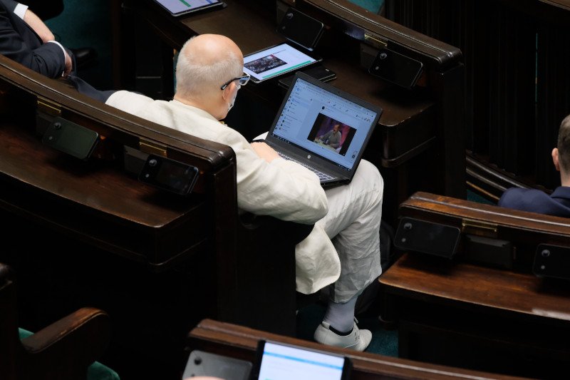 Janusz Korwin-Mikke w czasie obrad oglądał mem Juana Joya Borja.