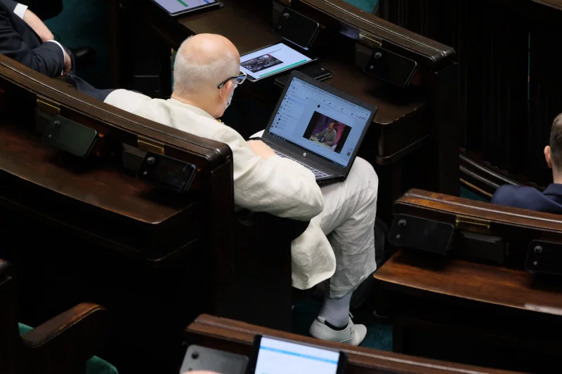 Janusz Korwin-Mikke w czasie obrad oglądał mem Juana Joya Borja.