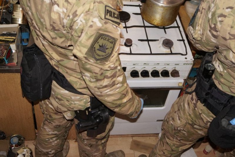 Policjanci znaleźli w domu 67-letniego mieszkańca Częstochowy materiały wybuchowe, z których przygotowywał bombę