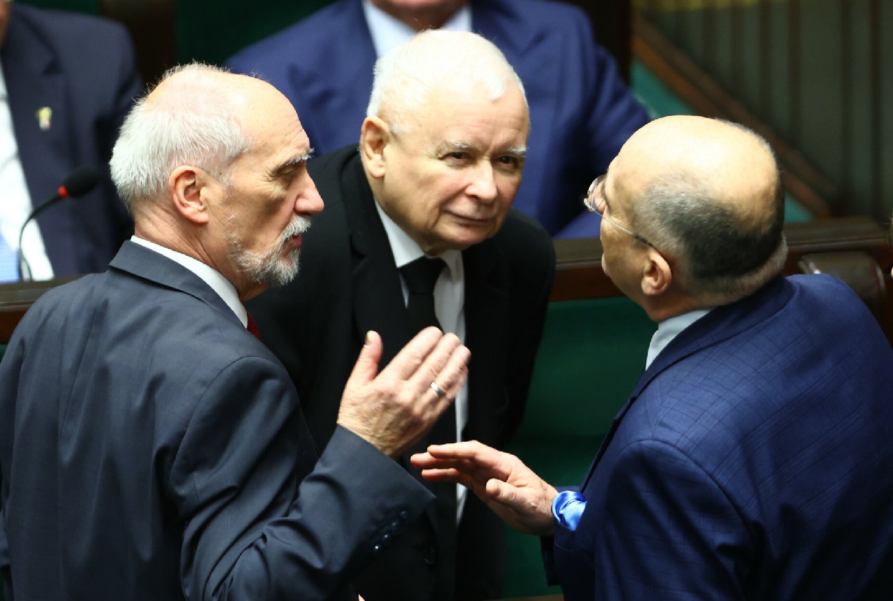 Kaczyński właśnie wymienia kadry PiS. Szykują się na "czarny kwiecień"?