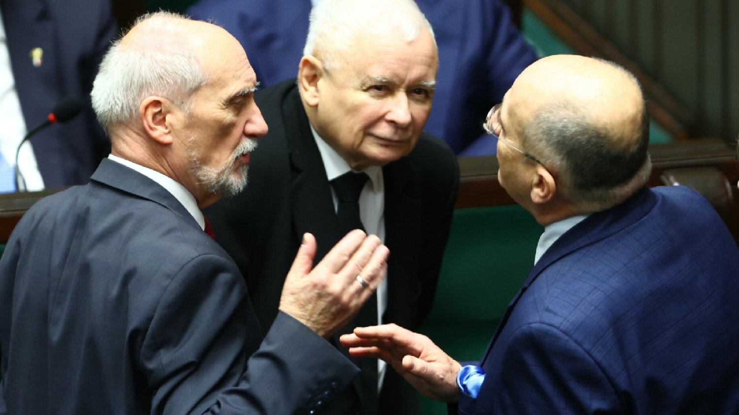 Kaczyński właśnie wymienia kadry PiS. Szykują się na "czarny kwiecień"?