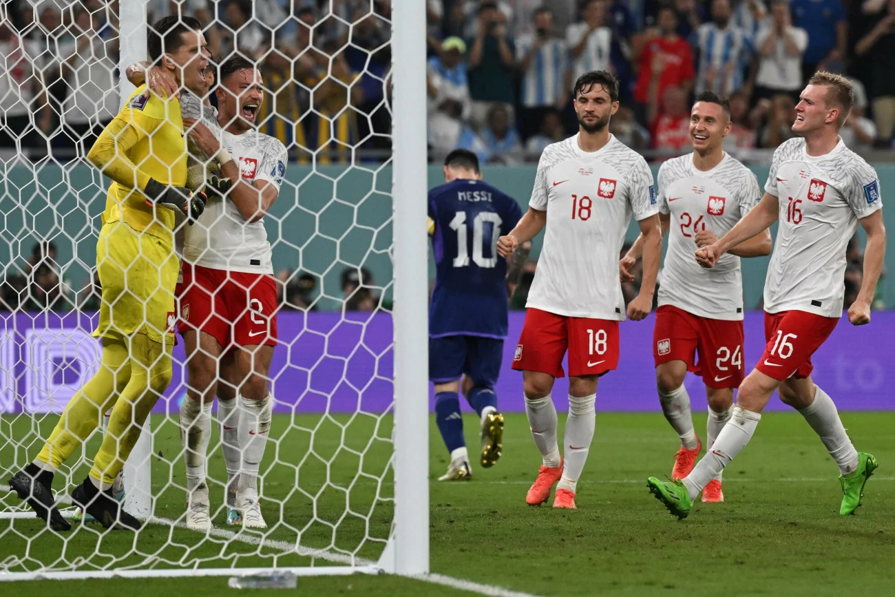 Biało-Czerwoni awansowali do 1/8 finału mundialu w Katarze, pomimo porażki 0:2 w środowym meczu z Argentyną.