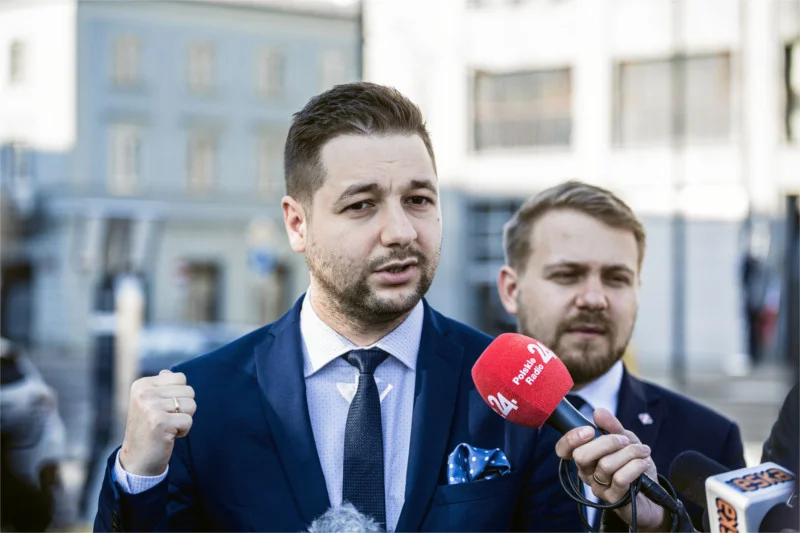 Poranna konferencja Patryka Jakiego przy znaku drogowym.