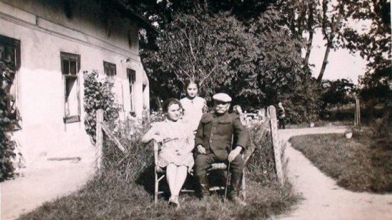 O tym zdjęciu prof. Maria Janion pisała: "to się nazywa utrwalić nieobecność!" Postać na drugim planie, na końcu drogi to Piotr Włast, czyli Maria Komornicka po przemianie.