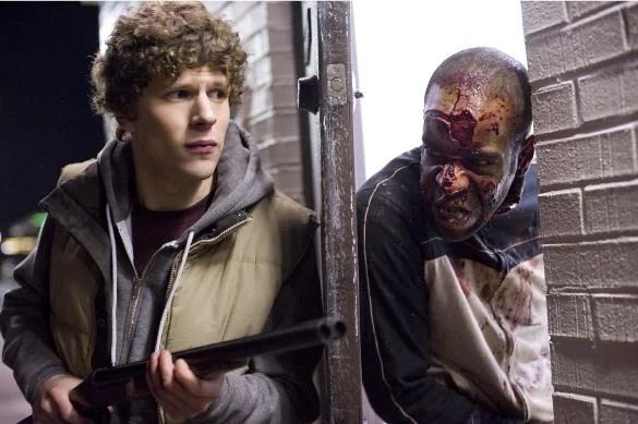 Kadr z filmu "Zombieland". Toaleta wygląda na zajętą.
