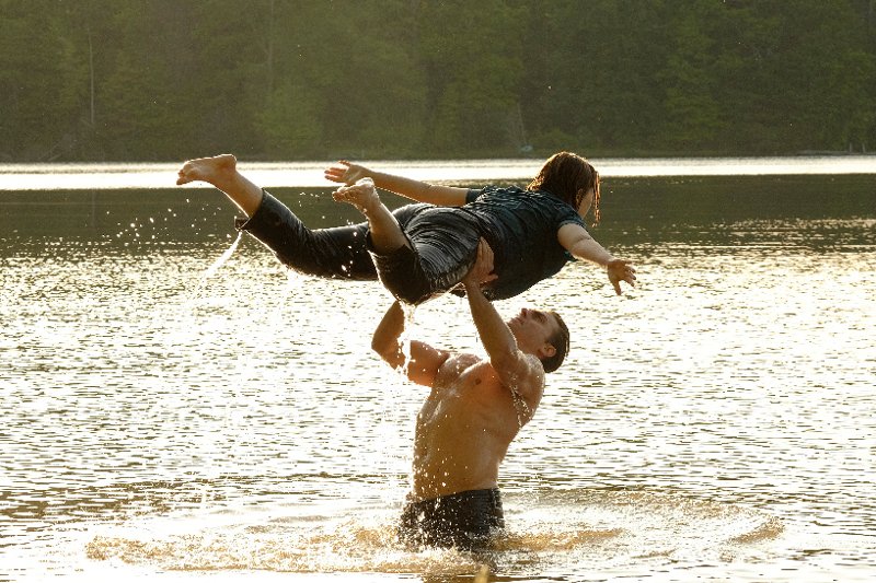 Amerykańska telewizja zrobiła remake "Dirty Dancing". W rolach głównych aktorka, która nie umie tańczyć i tancerz, który nie umie grać.