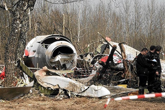 Ojciec ofiary katastrofy smoleńskiej wysłał po 10 pytań do ekspertów Macieja Laska i Antoniego Macierewicza