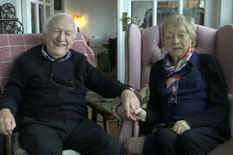 Des ma 84-lata, a z Moną związany jest od 56. Gdy żona zaczęła tracić wzrok, on nauczył się jak wykonywać jej makijaż, aby mogła czuć się kobieco