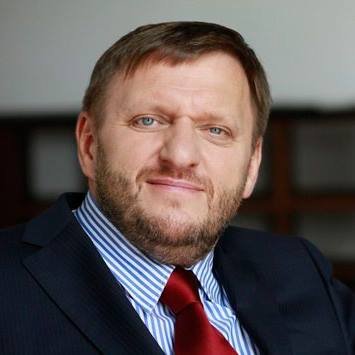 Sławomir Piechota - Poseł na Sejm RP, od lat walczy o prawa osób niepełnosprawnych, opracował między innymi  program obywatelskiej polityki społecznej.