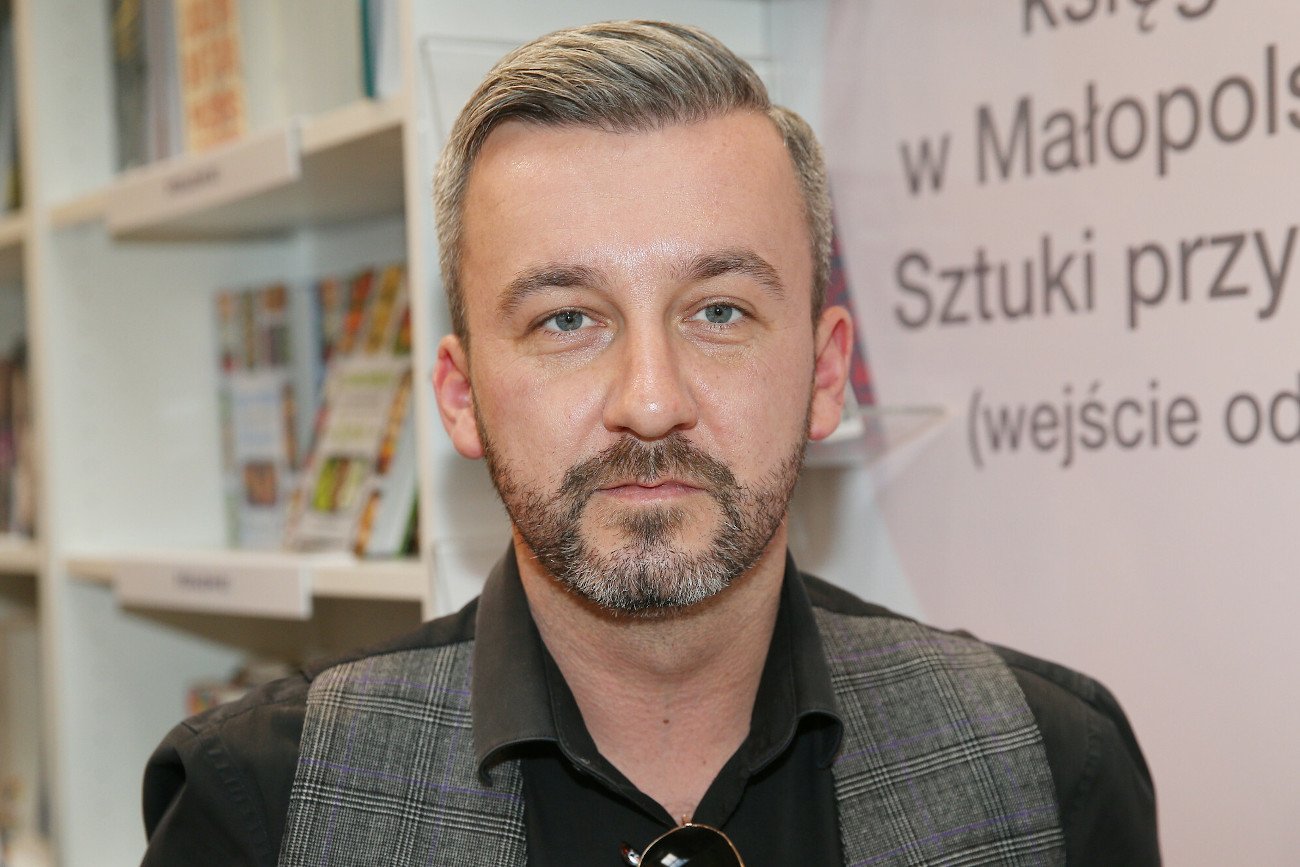 Krzysztof Skórzyński pracuje przy relacjach ze skoków narciarskich.