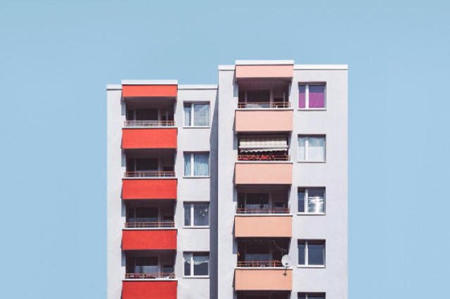 Blok z wielkiej płyty może być piękny, wystarczy spojrzeć na niego z odpowiedniej perspektywy.