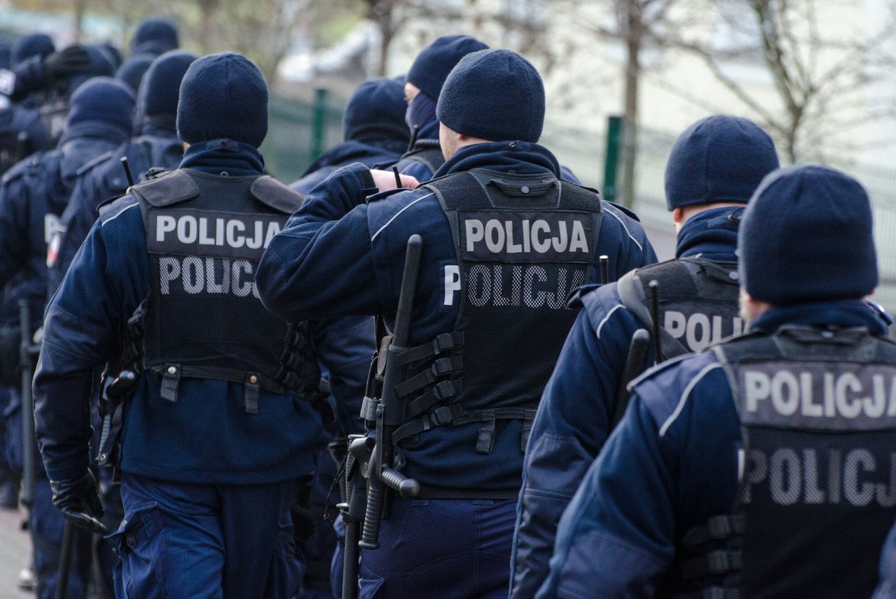 Policjanci ochraniający spotkanie Jarosława Kaczyńskiego w Nowej Soli (04.12.2022).