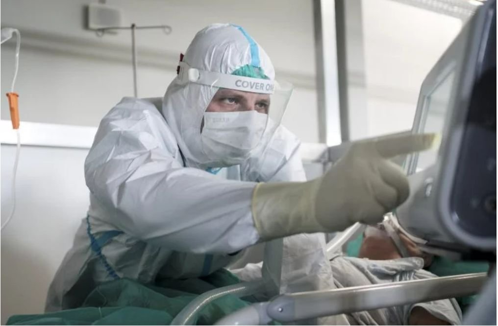 2 296 – tyle zakażeń koronawirusem w Polsce potwierdziło 4 maja Ministerstwo Zdrowia. Niestety, zmarło też 28 osób chorych na covid-19.