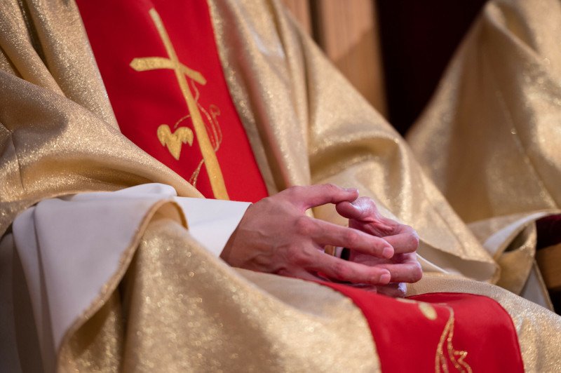 Ksiądz wdał się w romans z mężatką. Nagie zdjęcia "widziało pół powiatu"