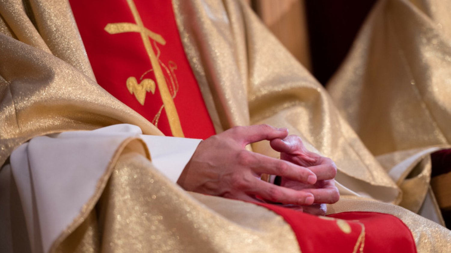 Ksiądz wdał się w romans z mężatką. Nagie zdjęcia "widziało pół powiatu"