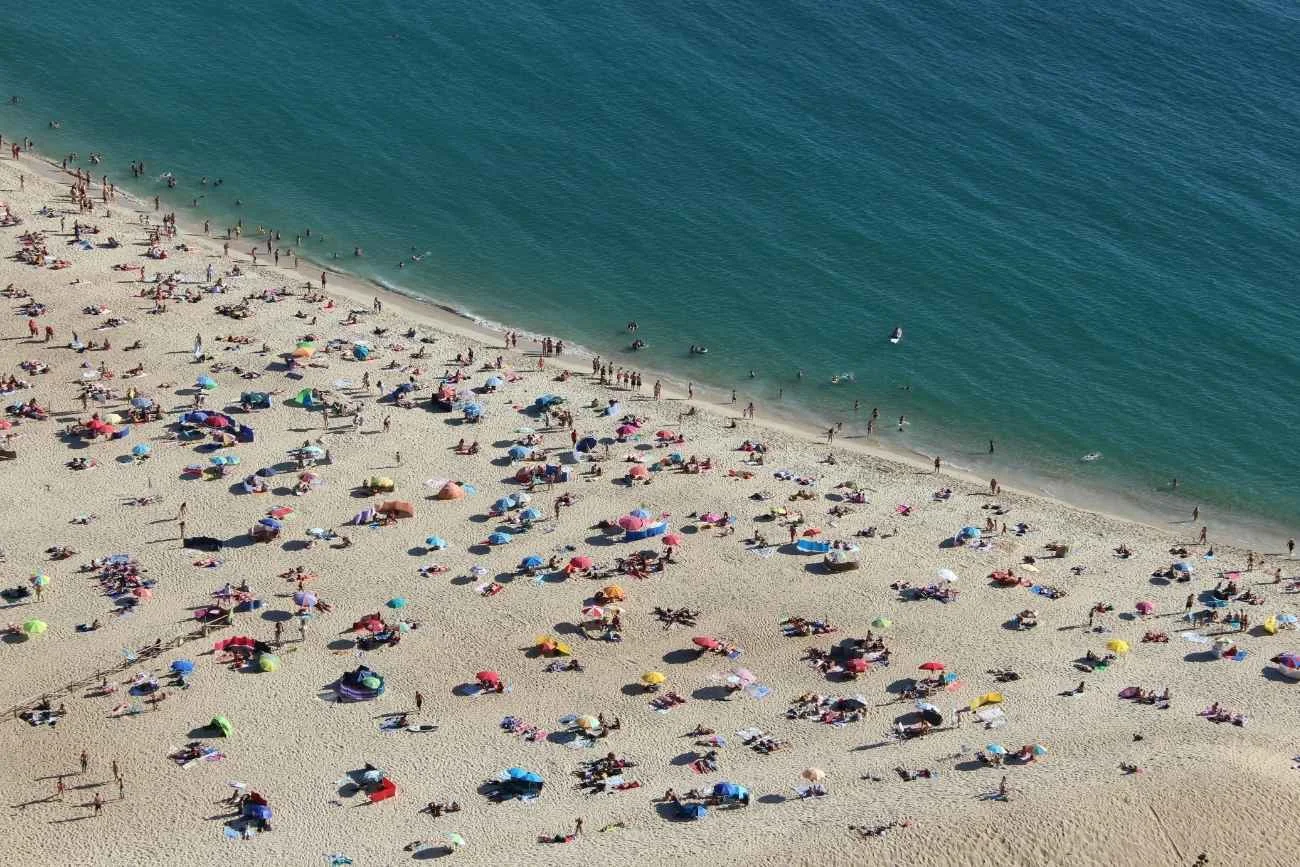 Uwielbiana przez turystów plaża znów zamknięta. Władze mają podejrzenia. Plaża Nazare w Portugalii zamknięta po raz trzeci. Władze reagują.
