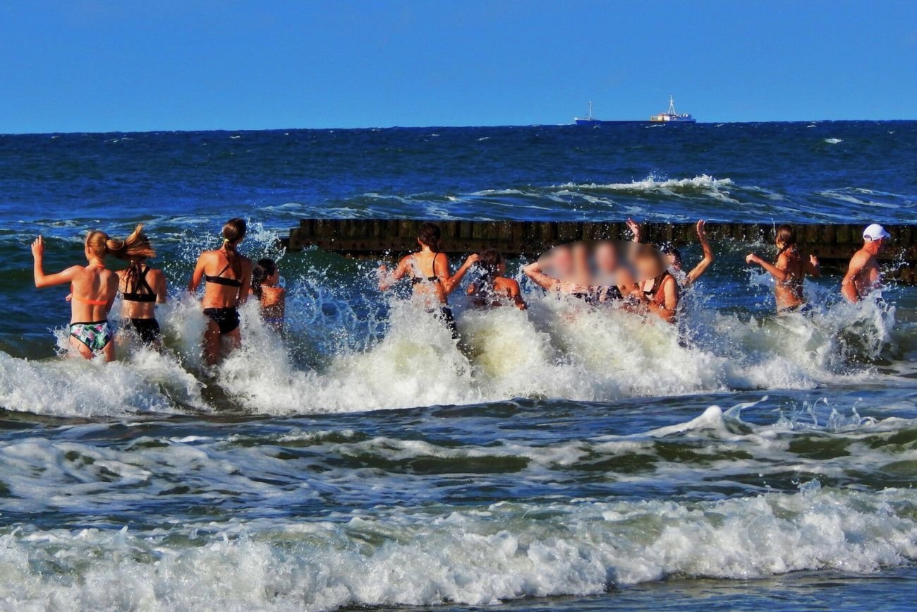 Grupa kolonijna bawiła się w Bałtyku. Czerwona flaga im nie przeszkadzała