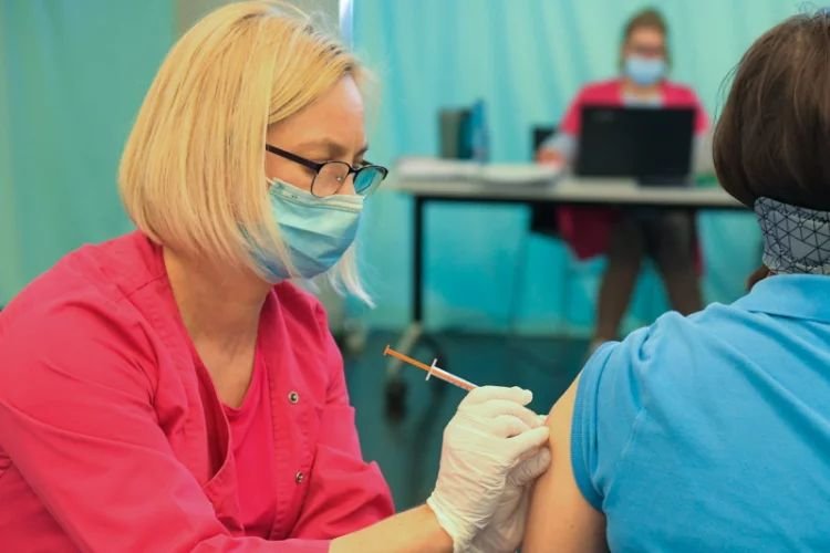 Kto odpowiada za treści antyszczepionkowe? Badacze odkryli 12 źródeł