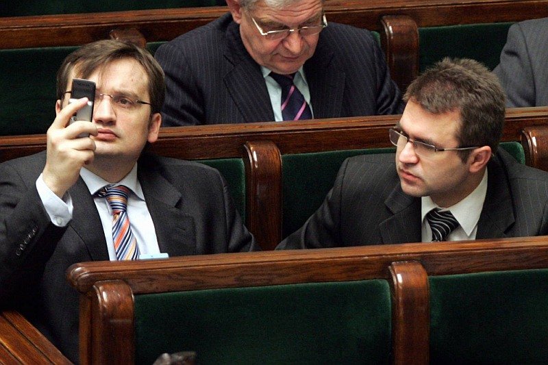 Przed laty (fotografia z 2007 roku) Zbigniew Girzyński nie miał problemów z dogadaniem się ze Zbigniewem Ziobro. Dziś polityk nie szczędzi uszczypliwości szefowi Solidarnej Polski.