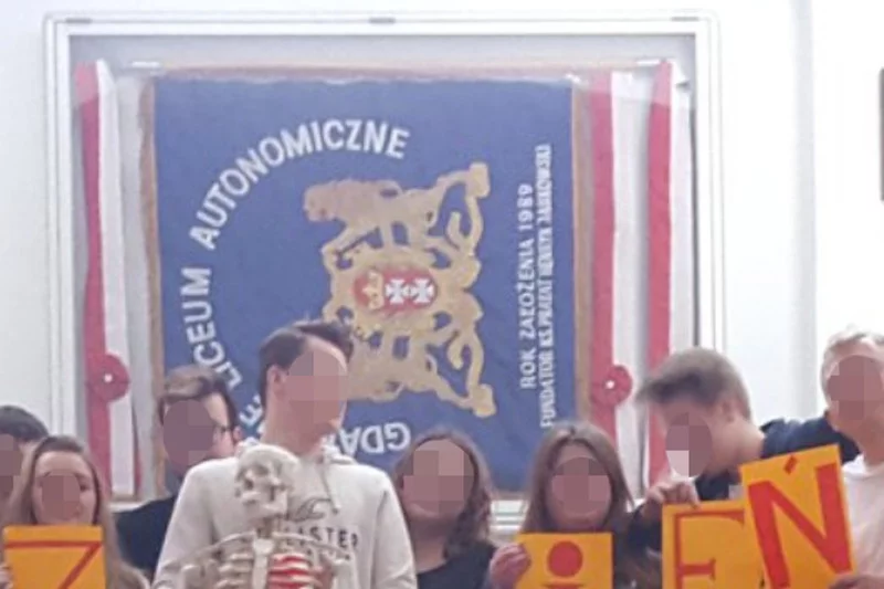 Sztandar Gdańskiego Liceum Autonomicznego z nazwiskiem prałata Henryka Jankowskiego, który był jednym z założycieli Gdańskiej Fundacji Oświatowej.